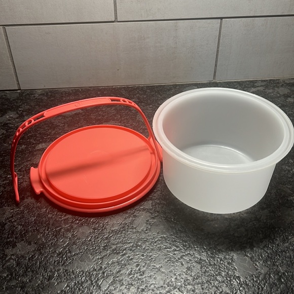 Cake carrier by Tupperware Toys. This is like new if not new!!! Child size TOY - Picture 3 of 3